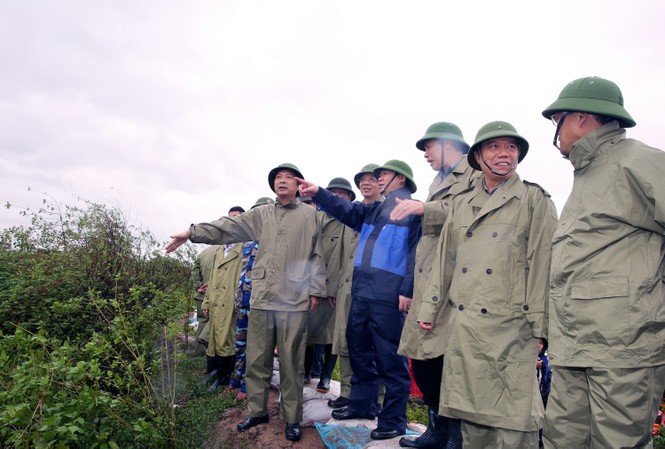 Sáu vạn dân sau đê biển Hà Nam ảnh hưởng vì bão số 3 Phó Thủ tướng Vương Đình Huệ kiểm tra tuyến đê biển xung yếu Hà Nam