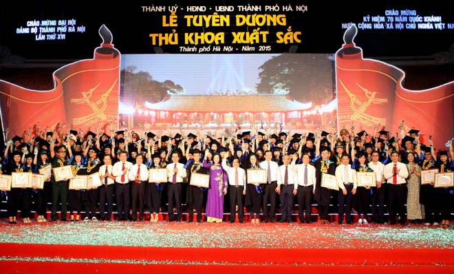Hai sinh viên đạt “thủ khoa kép” ở Thủ đô Các thủ khoa 2015 được Hà Nội vinh danh