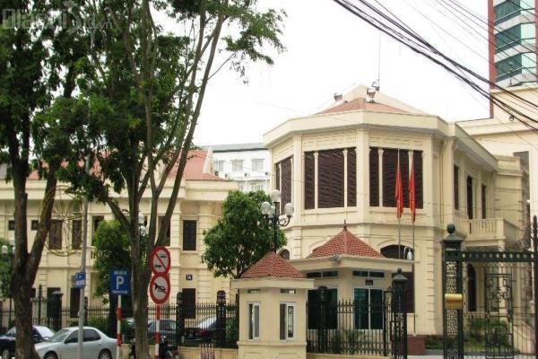 Hà Nội điều động, luân chuyển 3 Chủ tịch quận sau kiểm điểm Sau kiểm điểm, Hà Nội đã quyết định luân chuyển, điều động 31 cán bộ diện Ban Thường vụ Thành ủy quản lý, trong đó có 3 Chủ tịch UBND quận