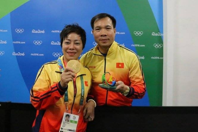 Nữ HLV xạ thủ Hoàng Xuân Vinh: “Tôi không sắt thép gì cả“ HLV bắn súng Nguyễn Thị Nhung và xạ thủ Hoàng Xuân Vinh