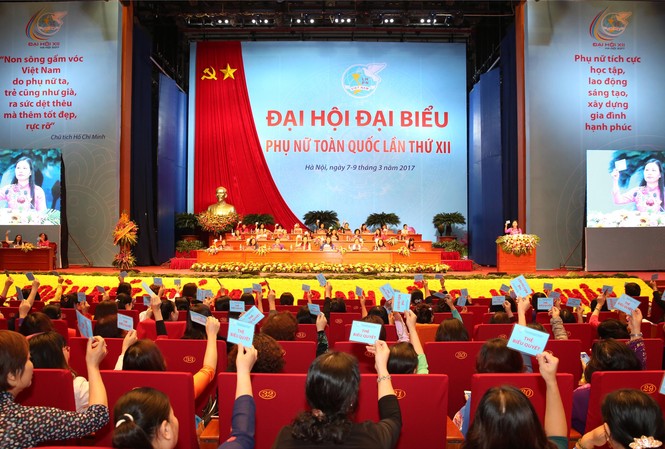Bầu 161 ủy viên Ban chấp hành Hội Liên hiệp phụ nữ Việt Nam Đại biểu biểu quyết thông qua danh sách ban chấp hành