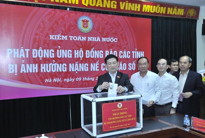 Kiểm toán Nhà nước ủng hộ 800 triệu cho người dân bị thiệt hại do bão Lãnh đạo Kiểm toán Nhà nước quyên góp ủng hộ ủng hộ đồng bào thiệt hại do bão số 12