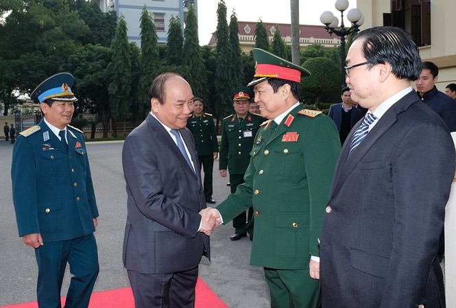 Thủ tướng: Quân chủng PK-KQ sẵn sàng chiến đấu bảo vệ bầu trời Tổ quốc Thủ tướng Chính phủ tới dự lễ kỷ niệm 73 năm ngày thành lập Quân đội nhân dân Việt Nam, 28 năm ngày hội quốc phòng toàn dân và 45 năm ngày chiến thắng “Hà Nội - Điện Biên Phủ trên không”. Ảnh: CP