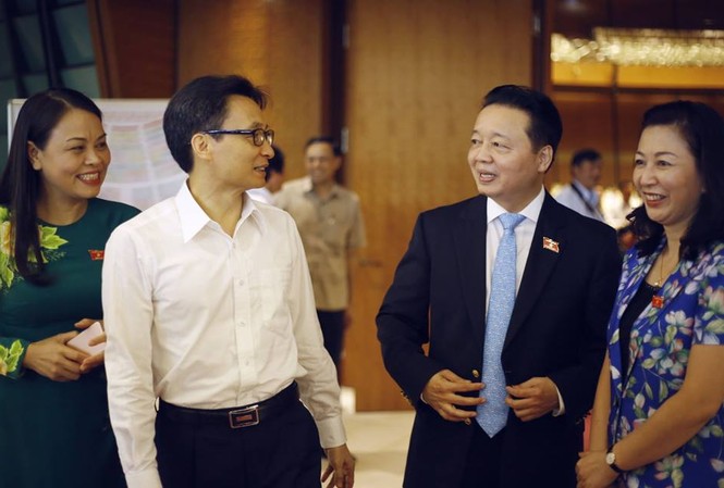 Rà soát dự án BT, việc sử dụng đất công lãng phí Bộ trưởng Trần Hồng Hà và Phó Thủ tướng bên lề kỳ họp. Ảnh Như Ý