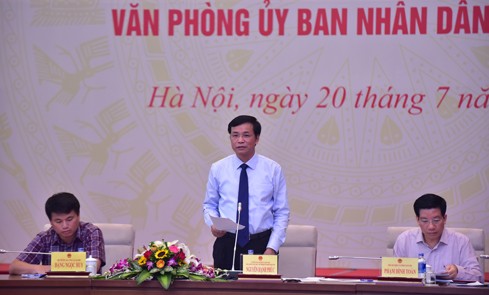 Lấy ý kiến hợp nhất 3 văn phòng ĐBQH, HĐND, UBND cấp tỉnh Chủ nhiệm Văn phòng Quốc hội Nguyễn Hạnh Phúc phát biểu tại hội nghị. Ảnh QK