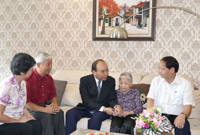 Thủ tướng thăm hỏi gia đình liệt sĩ tại Hà Nội Thủ tướng Nguyễn Xuân Phúc thăm hỏi, động viên, chúc sức khỏe cụ Vũ Thị Nhàn, mẹ liệt sĩ Trịnh Đình Khôi. Ảnh: VGP/Quang Hiếu
