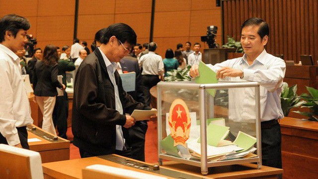 Người được lấy phiếu tín nhiệm phải tự đánh giá có suy thoái hay không Đối với người đồng thời giữ nhiều chức vụ thì việc lấy phiếu tín nhiệm được thực hiện một lần đối với chức vụ cao nhất.