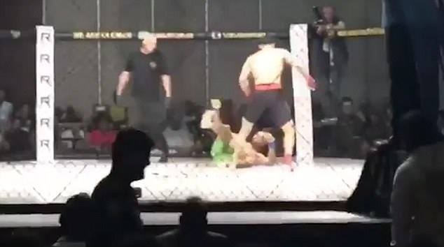 Võ sĩ MMA hạ knock-out đối thủ bằng cú đá vi diệu Võ sĩ MMA hạ knock-out đối thủ bằng cú đá vi diệu
