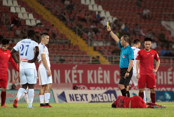 Công Vinh bị BTC V.League nhắc nhở vì 'vạ miệng' Công Vinh bị BTC V.League nhắc nhở vì 'vạ miệng'