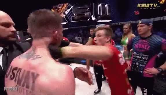 Ẩu đả trên sàn MMA sau pha chọc chảy máu mắt đối thủ Ẩu đả trên sàn MMA sau pha chọc chảy máu mắt đối thủ