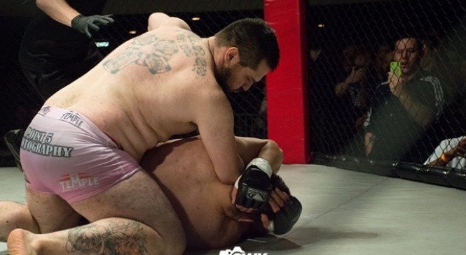 Dị nhân MMA 'cụt tay' hạ đo ván đối thủ sau 11 giây Dị nhân MMA 'cụt tay' hạ đo ván đối thủ sau 11 giây