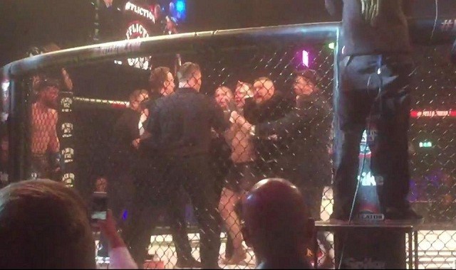 'Gã điên' MMA đột nhập lồng bát giác, đòi đánh trọng tài 'Gã điên' MMA đột nhập lồng bát giác, đòi đánh trọng tài