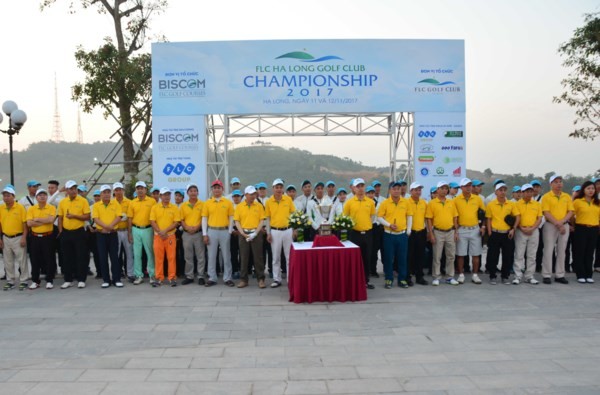Hơn 100 golfer tranh tài tại giải đấu 15 tỷ tiền thưởng Các golfer chụp ảnh lưu niệm