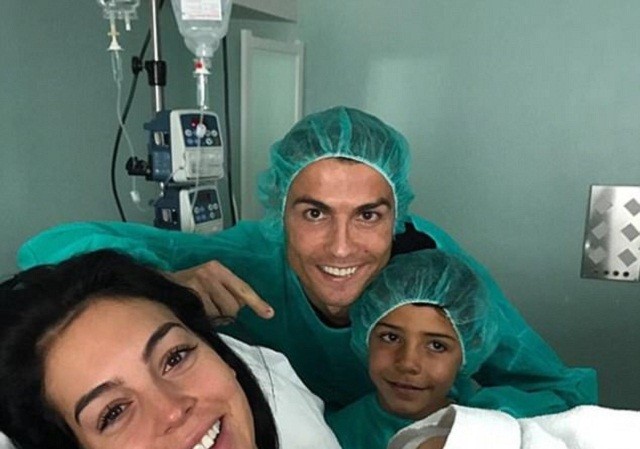 Cristiano Ronaldo hạnh phúc đón con thứ 4 Cristiano Ronaldo hạnh phúc đón con thứ 4
