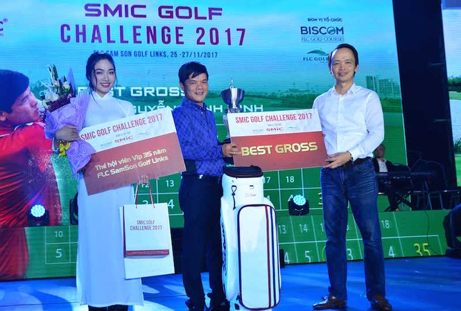 Hơn 1.000 tay golf 'bất lực' trước giải thưởng 20 xe hơi hạng sang Ông Trịnh Văn Quyết - Chủ tịch HĐQT Công ty CP Tập đoàn FLC trao giải thưởng cho golfer Nguyễn Mạnh Minh.
