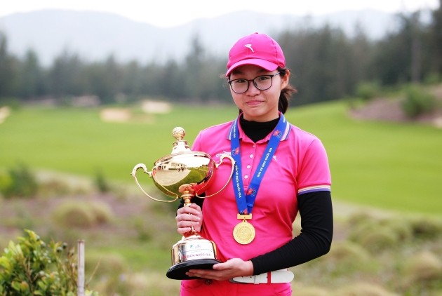 Golfer 14 tuổi đi vào lịch sử golf Việt Nam Khuê Minh trở thành golfer trẻ nhất từng đăng quang tại giải golf vô địch nữ quốc gia