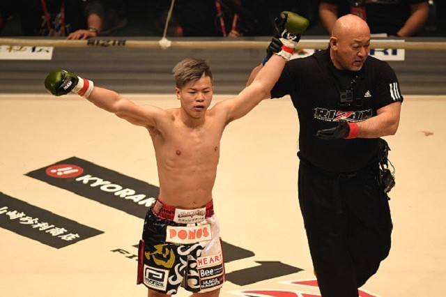 Võ sĩ 19 tuổi dùng đòn 'gối bay' hạ knock-out đàn anh Võ sĩ 19 tuổi dùng đòn 'gối bay' hạ knock-out đàn anh