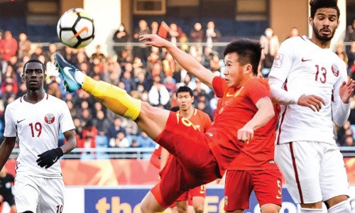 Thua ngược Qatar, chủ nhà Trung Quốc bị loại khỏi giải U23 châu Á U23 Trung Quốc (áo đỏ) thất bại ê chề ngay trên sân nhà.