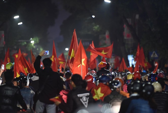 Thủ tướng: Đây là niềm tự hào lớn lao của bóng đá Việt Nam Người dân xuống đường ăn mừng chiến thắng của U23 Việt Nam. Ảnh: Mạnh Thắng