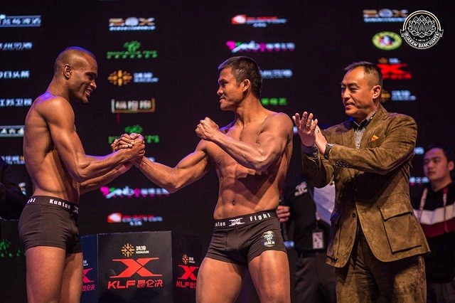 'Thánh Muay Thái' Buakaw hạ knock-out nhà vô địch châu Âu Ayman có chiều cao vượt trội so với Buakaw