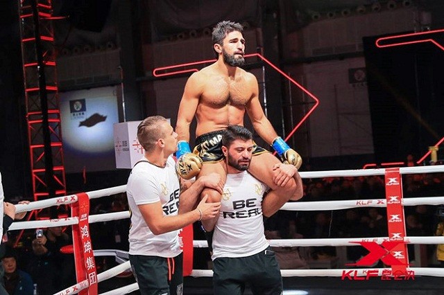 Khinh thường đối thủ, võ sĩ kickboxer thua thảm trong chớp mắt Khinh thường đối thủ, võ sĩ kickboxer thua thảm trong chớp mắt