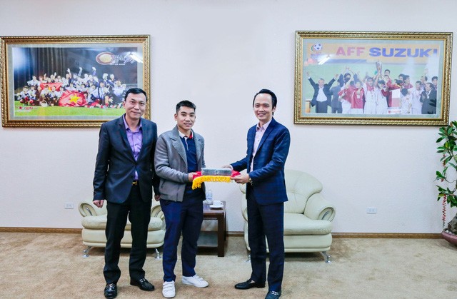 Chủ tịch FLC mang 1 tỷ đồng tiền mặt trao thưởng cho U23 Việt Nam Chủ tịch FLC mang 1 tỷ đồng tiền mặt trao thưởng cho U23 Việt Nam