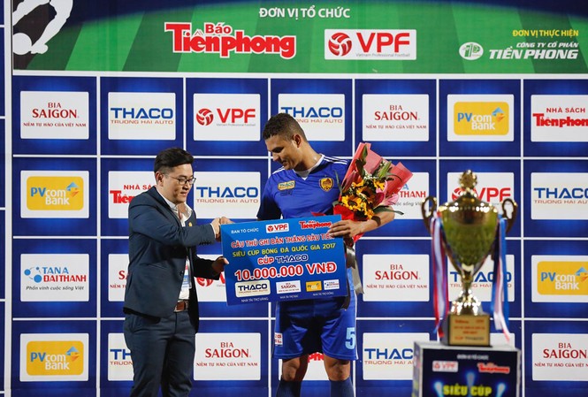 Ngoại binh 'thần tài' giúp Quảng Nam giành Siêu cúp là ai? Thiago nhận giải thưởng "Cầu thủ ghi bàn đầu tiên" ở trận tranh Siêu cúp Quốc gia cúp THACO 2017. Ảnh: Hồng Vĩnh