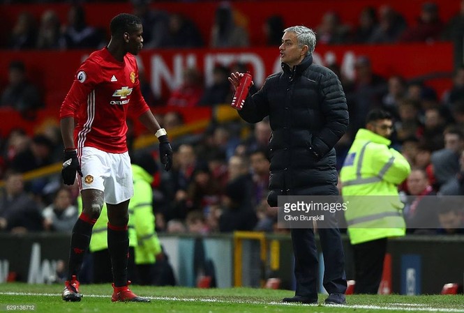 Bán Pogba, Mourinho kích nổ 4 bom tấn? HLV Mourinho và Pogba đang "cơm không lành, canh không ngọt"