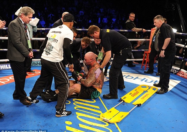 Cú knock-out kinh hoàng khiến võ sĩ quyền Anh suýt mất mạng Cú knock-out kinh hoàng khiến võ sĩ quyền Anh suýt mất mạng