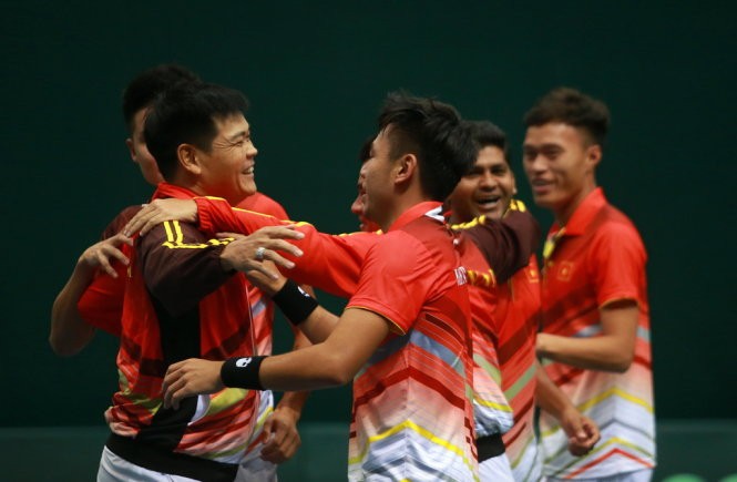 Tuyển quần vợt Việt Nam thăng hạng tại Davis Cup Các tuyển thủ Việt Nam ăn mừng chiến thắng