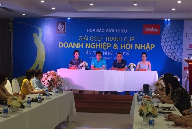 Đánh Golf tranh xe hơi và... tôm hùm Đánh Golf tranh xe hơi và... tôm hùm