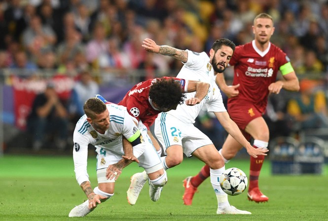 Hơn 200.000 CĐV ký đơn đòi UEFA trừng phạt Ramos Hơn 200.000 CĐV ký đơn đòi UEFA trừng phạt Ramos