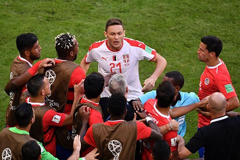 Tin nhanh World Cup: Sao Serbia đòi 'tẩn' cả nhóm cầu thủ Costa Rica Matic hùng hổ đứng trước một dàn cầu thủ Costa Rica