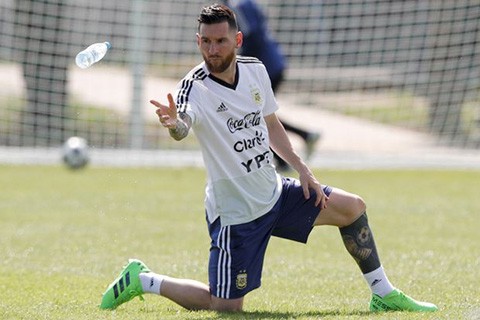 Tin nhanh World Cup: HLV Argentina phủ nhận bị Messi chỉ đạo Tin nhanh World Cup: HLV Argentina phủ nhận bị Messi chỉ đạo