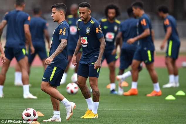 Dàn sao Brazil đưa con tới sân tập trước trận sinh tử với Bỉ Dàn sao Brazil đưa con tới sân tập trước trận sinh tử với Bỉ