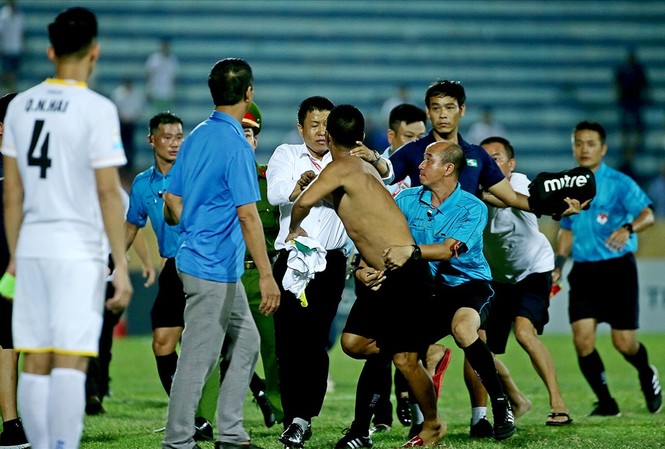 Nam Định đối diện án phạt nặng vì CĐV rượt trọng tài, đánh phóng viên Nam Định đối diện án phạt nặng vì CĐV rượt trọng tài, đánh phóng viên