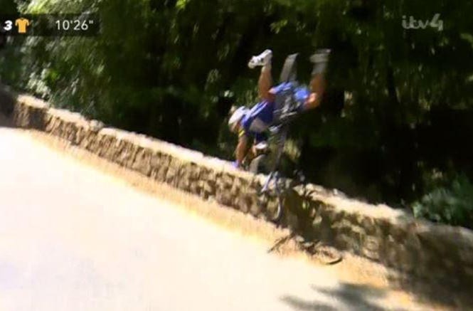 Cua-rơ rơi xuống vực, vẫn cố về đích ở Tour de France Cua-rơ rơi xuống vực, vẫn cố về đích ở Tour de France
