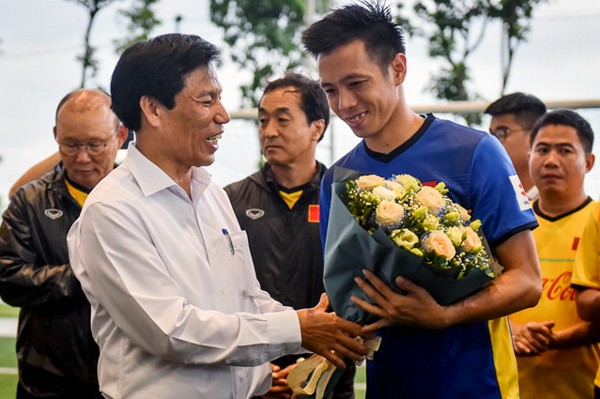 Văn Quyết làm đội trưởng Olympic Việt Nam Bộ trưởng Bộ VH-TT-DL Nguyễn Ngọc Thiện và Văn Quyết
