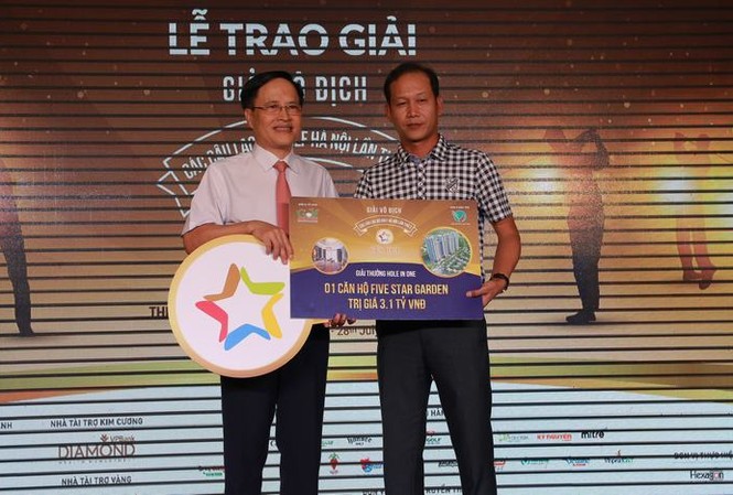 Ghi HIO, tay golf nhận thưởng một căn hộ Golfer Ngô Văn Dũng nhận thưởng từ nhà tài trợ