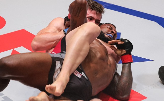 Cựu võ sỹ UFC bất tỉnh vì đòn siết cực hiểm Cựu võ sỹ UFC bất tỉnh vì đòn siết cực hiểm
