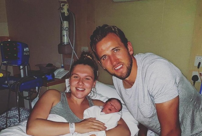 Harry Kane bị cồng đồng mạng trêu chọc vì... mặc váy Harry Kane tung ảnh khoe cô con gái thứ hại mới chào đời