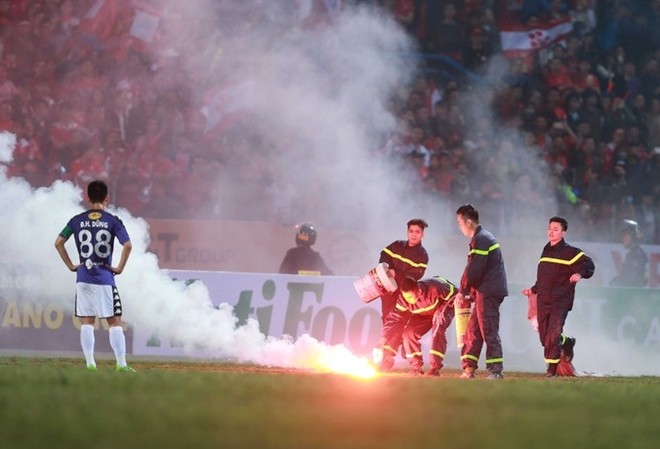Vừa vô địch V-League, CLB Hà Nội nhận án phạt Pháo sáng bị ném xuống sân Hàng Đẫy vào tháng 3/2018