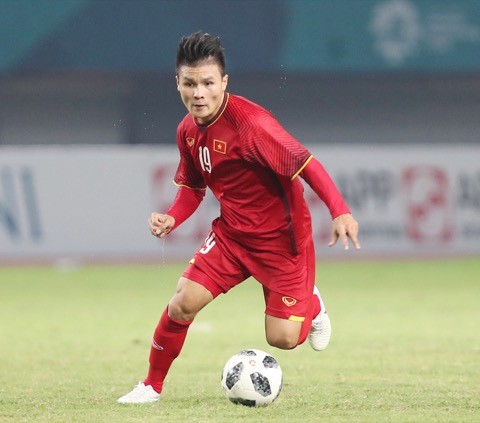 Tuyển thủ Olympic Việt Nam đón Cup Ngoại Hạng Anh tại Hà Nội Tuyển thủ Olympic Việt Nam đón Cup Ngoại Hạng Anh tại Hà Nội