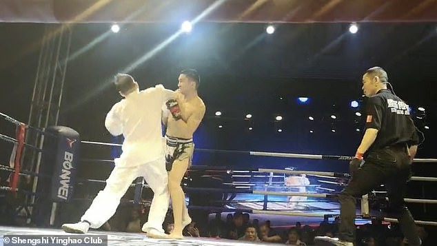 Võ sĩ tự do Trung Quốc knock-out cao thủ Thái Cực Quyền trong 5 giây Võ sĩ tự do Trung Quốc knock-out cao thủ Thái Cực Quyền trong 5 giây
