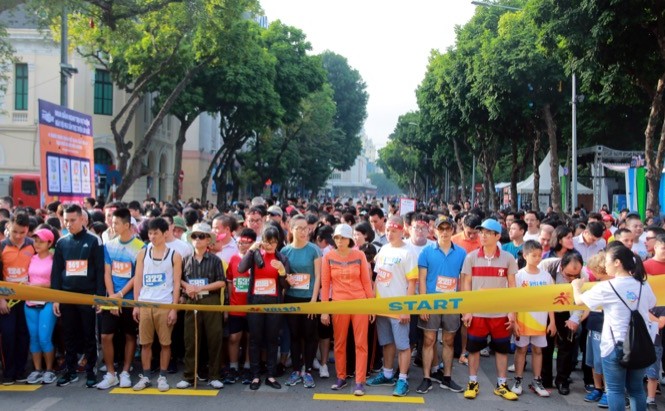 Hoa hậu Đỗ Mỹ Linh chạy đồng hành cùng người khiếm thị Hoa hậu Đỗ Mỹ Linh chạy đồng hành cùng người khiếm thị