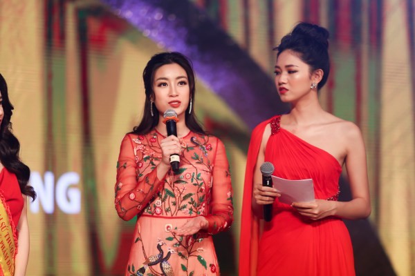 Á hậu Thanh Tú đầm đỏ lệch vai gợi cảm, hội ngộ Hoa hậu Đỗ Mỹ Linh Á hậu Thanh Tú đầm đỏ lệch vai gợi cảm, hội ngộ Hoa hậu Đỗ Mỹ Linh