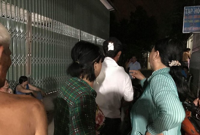 Con đánh cha tàn nhẫn rồi ôm bình gas cố thủ Con đánh cha tàn nhẫn rồi ôm bình gas cố thủ