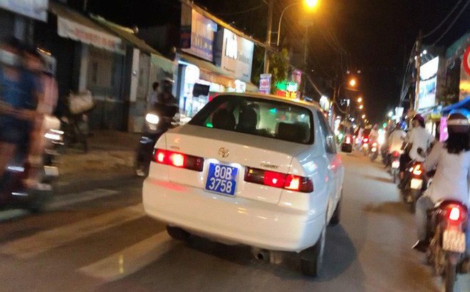 Phạt gần 15 triệu đồng người lái xe ô tô biển 80B giả Phạt gần 15 triệu đồng người lái xe ô tô biển 80B giả