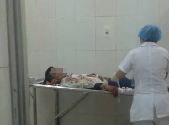 Hơn chục côn đồ vào bệnh viện Xanh Pôn đánh người Nạn nhân bị tấn công trên giường bệnh.