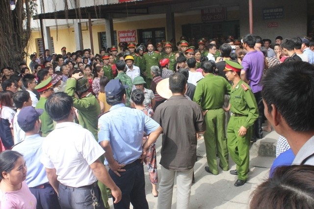 Sản phụ tử vong bất thường, người nhà 'bao vây' bệnh viện Hàng trăm người dân tụ tập tại bệnh viện sau cái chết của chị Duyên